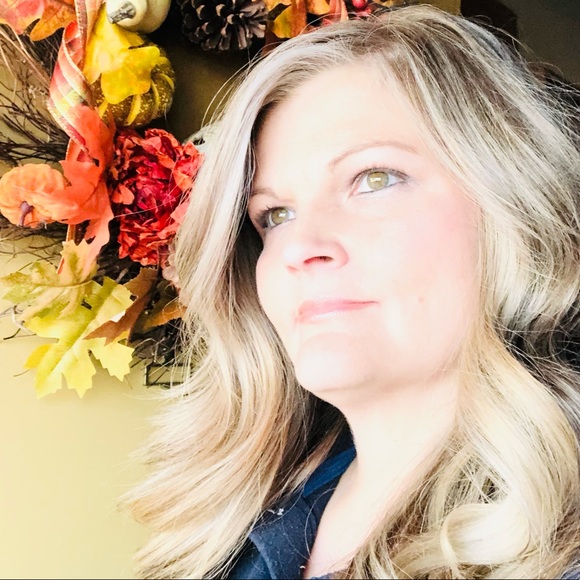 Lisa from The Lone Star State ⭐️ Poshing since 2018 🛍 - Picture 1 of 1